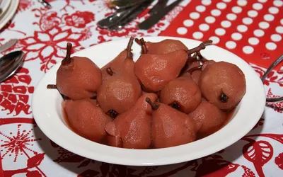 Stoofpeer in chai siroop met dirty chai pudding