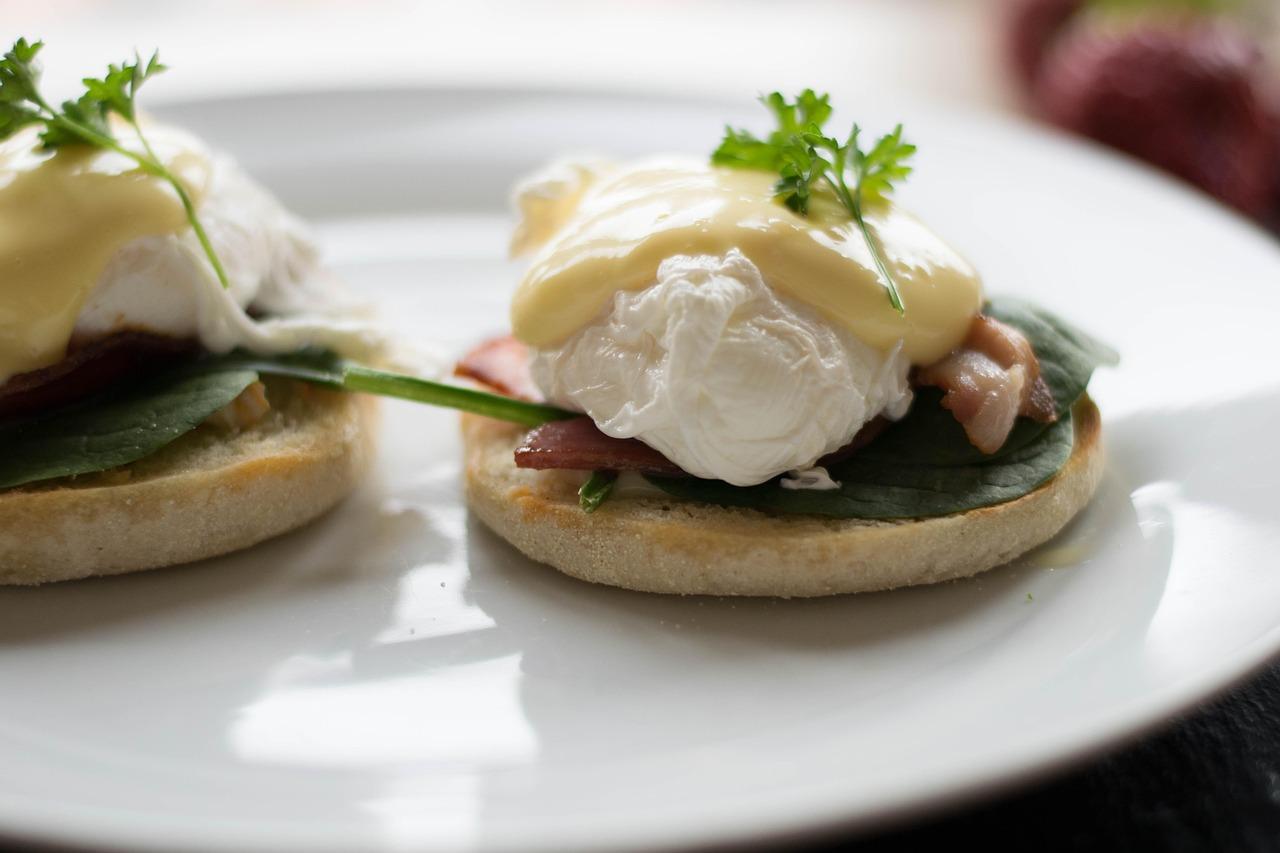 Eggs benedict met spicy Hollandaise saus