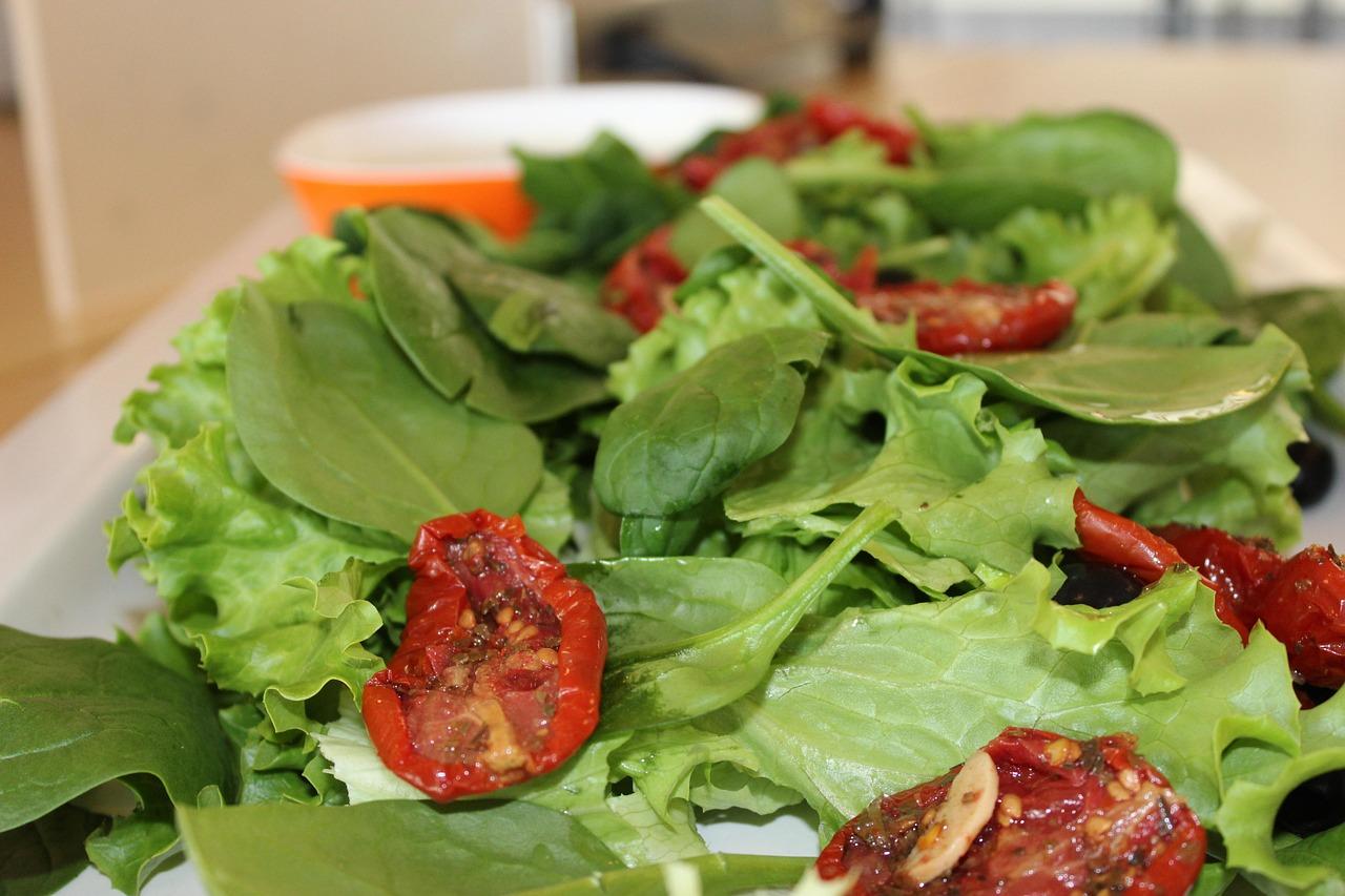 Salade met gegrilde paprika, sinaasappel & bloemen-dressing